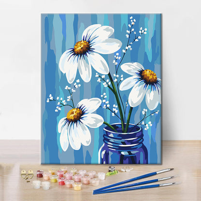 Margaritas blancas en un jarrón azul – Pintura por números